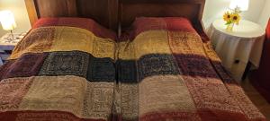 a bed with two quilts on it with a table at Große 2 Zimmer Wohnung mit Bad Dusche und Badewanne in Boppard