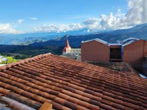 a roof of a building with mountains in the background at Hotel Posada La Porra in Concordia +18 photos