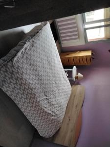 ルマンにあるLE MANS 24 heures auto moto Grand prix de Franceのベッド1台が備わる客室です。