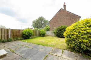 a yard with a fence and a house at Bright and Modern 2 Bed Home w Garden in Liverpool in Liverpool