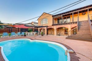 Πισίνα στο ή κοντά στο Italian-Styled Home with Lake Views and Private Pool