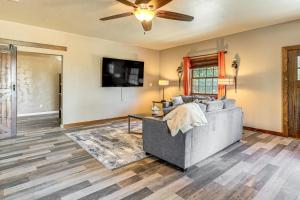 Μια τηλεόραση ή/και κέντρο ψυχαγωγίας στο Italian-Styled Home with Lake Views and Private Pool
