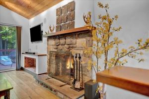 Μια τηλεόραση ή/και κέντρο ψυχαγωγίας στο Fall Foliage Chalet I EV Charger Sauna I Hot Tub I Movie Room & Firepit I PET Friendly