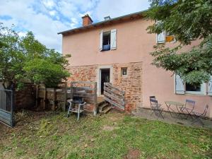 a house with chairs and a table in front of it at Appartement T2 Rodez centre in Rodez +2 photos