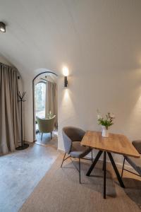 a living room with a table and a chair and a tub at Kaamos Lodge in Aavasaksa