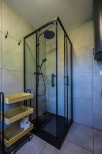 ミエルノにあるMi Casa Holidays Domki całoroczneの浴室のガラス扉付きシャワー +25枚の写真