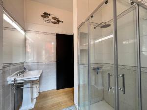 une salle de bain avec une douche en verre et un lavabo dans l'établissement WELCOME RIVIERA - ORO Apartment, 2Bedroom, 2Bathroom Apartment with Free Garage at 800 mt, Lift, Shared Terrace, Balcony, Wi-Fi, Air Conditioning, The Ideal Choice for a Relaxing and Exciting Coastal Escape, à Rapallo 58 autres photos