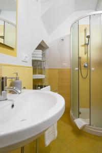 A bathroom at Quattro Canti Apartments