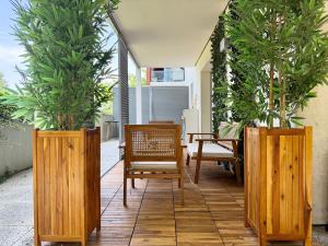 a patio with chairs and potted plants on it at Le refuge douillet de Colomiers - proche Airbus in Colomiers