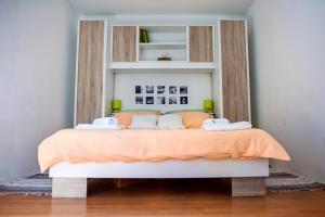 - une chambre avec un lit et une couverture orange dans l'établissement West Wall Apartment, à Split