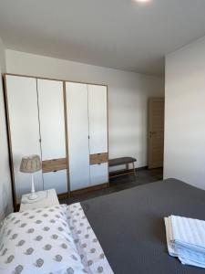 Ένα ή περισσότερα κρεβάτια σε δωμάτιο στο DC Executive Apartments