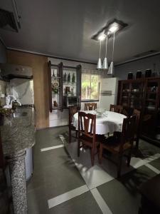 a kitchen and dining room with a table and chairs at Casa da Oma in Blumenau