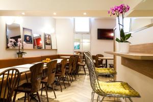 TV a/nebo společenská místnost v ubytování ibis Styles Paris Nation Porte De Montreuil