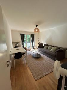 Χώρος καθιστικού στο Plain & Practical Zurich Apartment