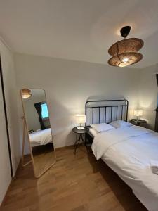 Ένα ή περισσότερα κρεβάτια σε δωμάτιο στο Plain & Practical Zurich Apartment