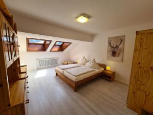 1 dormitorio con 1 cama y 2 tragaluces en Rubihorn A19 Montana Haus, en Oberstdorf