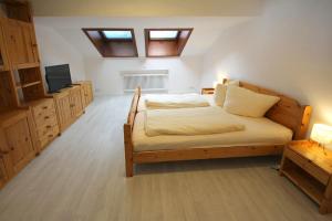 Un dormitorio con una cama y un televisor. en Rubihorn A19 Montana Haus, en Oberstdorf