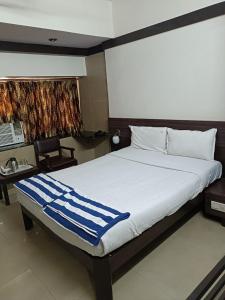 Ένα ή περισσότερα κρεβάτια σε δωμάτιο στο HOTEL GOLDEN PALACE PVT LTD