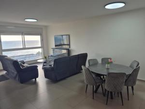アッコにあるApartment overlooking the seaのテーブルと椅子のあるリビングルーム