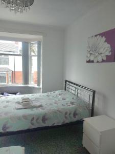 ein Schlafzimmer mit einem Bett und einem Fenster in der Unterkunft Maritimum House in Westoe