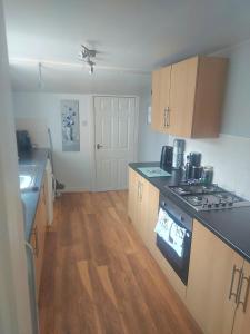 eine Küche mit Herd und Arbeitsplatte in der Unterkunft Maritimum House in Westoe