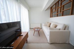 Una sala de estar con un sofá blanco y una mesa. en Rodos Suites on the Park, en Rodas 1 foto más