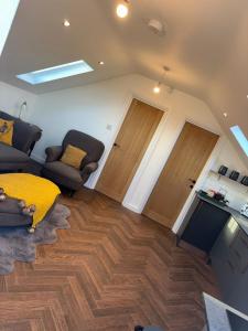 ein Wohnzimmer mit einem Sofa und zwei Türen in der Unterkunft The Chapel Annex,Northumberland 