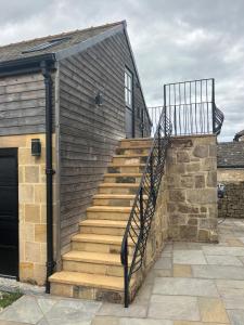 eine Treppe, die zu einem Haus führt in der Unterkunft The Chapel Annex,Northumberland 