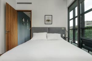 a bedroom with a large white bed and a window at Pet-friendly Furnished 1BR Rental in Mexico City in Mexico City