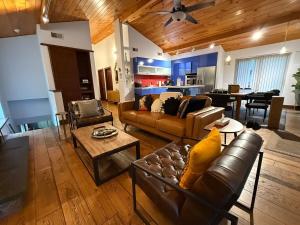 Η κουζίνα ή μικρή κουζίνα στο Fall Foliage Chalet I EV Charger Sauna I Hot Tub I Movie Room & Firepit I PET Friendly