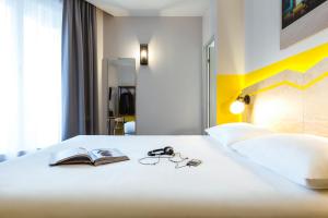 Postel nebo postele na pokoji v ubytování ibis Styles Paris Nation Porte De Montreuil