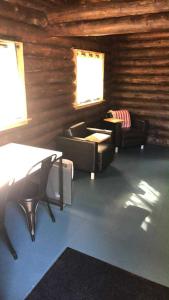 a living room with two chairs and a couch at Le Shed - 2 personnes in Saint-Siméon