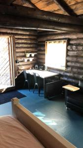 a room with a table and chairs in a cabin at Le Shed - 2 personnes in Saint-Siméon