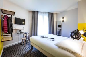 Postel nebo postele na pokoji v ubytování ibis Styles Paris Nation Porte De Montreuil
