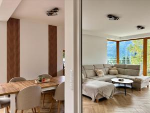 una sala de estar con un sofá y una mesa en Villa Koscielisko, en Kościelisko