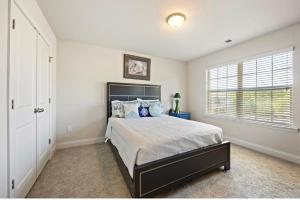 Un dormitorio con una cama grande y una ventana en Conyers Place, en Conyers 9 fotos más