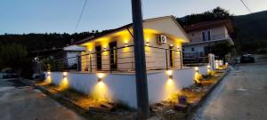 Una casa con luces en el costado. en Δίκταμο, en Mouzákion