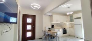 Una cocina con una mesa y sillas en una habitación. en Δίκταμο, en Mouzákion