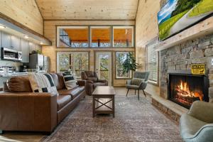 Una sala de estar con un sofá y una chimenea. en Views Forever by American Patriot Getaways, en Chalet Village
