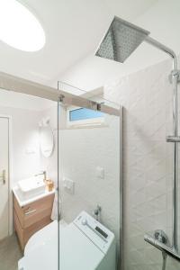 Bilik mandi di Cosy apartments in Bol centre with loggia&seaview
