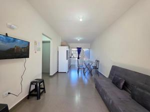 Televiisor ja/või meelelahutuskeskus majutusasutuses Casa 01 com 2 quartos, churrasqueira 15min centro