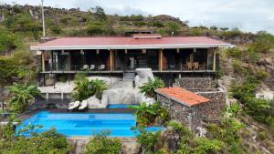 eine Luftaufnahme eines Hauses mit Swimmingpool in der Unterkunft Destino Hotel & Hot Springs - Lujoso hotel en Provincia Guanacaste, San Bernando de Bagaces, Bagaces in Bagaces
