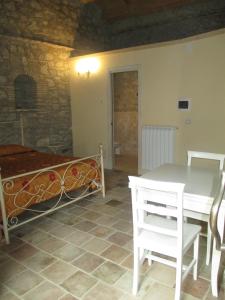 een kamer met een bed en een tafel en stoelen bij Residenza Sant'Antonio in Deliceto