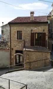 un edificio con un balcón en el lateral. en Residenza Sant'Antonio, en Deliceto