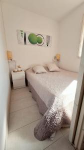 Postel nebo postele na pokoji v ubytování Les Soleillades - T2 cosy pour 4 pers - Piscine, parking privé, à 100m de la plage - LaConciergerieByNina + 8 fotografií