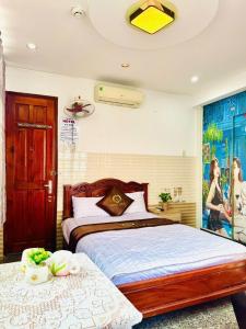 ein Schlafzimmer mit einem Bett und einem Tisch mit Blumen darauf in der Unterkunft Khách sạn VY ANH in Ho-Chi-Minh-Stadt + 27 Fotos
