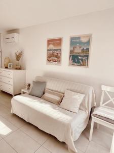 Postel nebo postele na pokoji v ubytování Les Soleillades - T2 cosy pour 4 pers - Piscine, parking privé, à 100m de la plage - LaConciergerieByNina