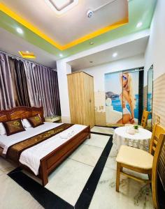 ein Schlafzimmer mit einem Bett und einem Gemälde eines Hundes in der Unterkunft Khách sạn VY ANH in Ho-Chi-Minh-Stadt