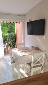 TV a/nebo společenská místnost v ubytování Les Soleillades - T2 cosy pour 4 pers - Piscine, parking privé, à 100m de la plage - LaConciergerieByNina