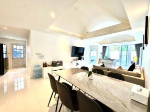 Μια τηλεόραση ή/και κέντρο ψυχαγωγίας στο Villa 129 Wongamart